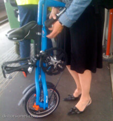 <a href="http://www.distorsiones.com/bicicleta-plegable-a-la-holandesa/" title="Bicicleta plegable a la holandesa" target="_blank" rel="noopener noreferrer">Bicicleta plegable a la holandesa</a>