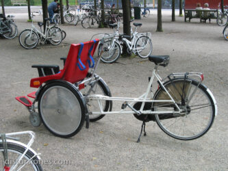 <a href="http://www.distorsiones.com/en-bicicleta-con-minusvalidos/" title="En bicicleta con minusválidos">En bicicleta con minusválidos</a>