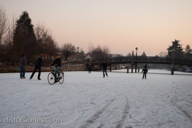 <a href="http://www.distorsiones.com/en-bicicleta-sobre-el-hielo/" title="En bicicleta sobre el hielo" target="_blank" rel="noopener noreferrer">En bicicleta sobre el hielo</a>