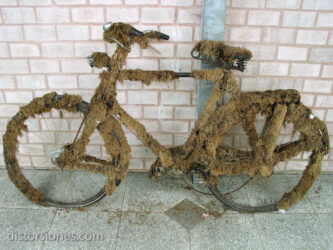 <a href="http://www.distorsiones.com/la-bicicleta-que-vivio-dentro-de-un-canal/" title="La bicicleta que vivió dentro de un canal" target="_blank" rel="noopener noreferrer">La bicicleta que vivió dentro de un canal</a>