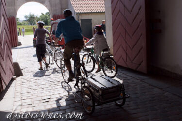 <a href="http://www.distorsiones.com/llevando-el-cofre-en-la-bici/" title="Llevando el cofre en la bici" target="_blank" rel="noopener noreferrer">Llevando el cofre en la bici</a>