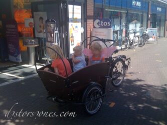 <a href="http://www.distorsiones.com/ninos-en-una-bakfiets/" title="Niños en una bakfiets" target="_blank" rel="noopener noreferrer">Niños en una bakfiets</a>