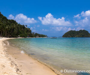 <a href="https://www.distorsiones.com/la-playa-de-las-cabanas-y-el-islote-de-depeldet/" title="La playa de las Cabañas y el islote de Depeldet" target="_blank" rel="noopener noreferrer">La playa de las Cabañas y el islote de Depeldet</a>