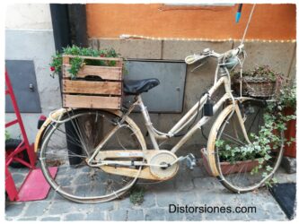 <a href="http://www.distorsiones.com/bicicleta-engalanada-y-floreada/" title="Bicicleta engalanada y floreada">Bicicleta engalanada y floreada</a>