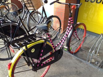 <a href="http://www.distorsiones.com/bicicleta-pacifista-y-enrallada-en-rosa/" title="Bicicleta pacifista y enrallada en rosa">Bicicleta pacifista y enrallada en rosa</a>