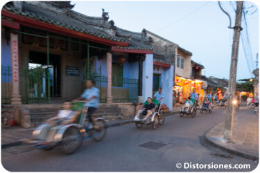 <a href="http://www.distorsiones.com/caravana-de-rickshaws-en-hoi-an/" title="Caravana de rickshaws en Hoi An">Caravana de rickshaws en Hoi An</a>