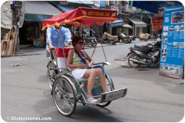 <a href="http://www.distorsiones.com/chama-en-tuk-tuk-por-hanoi/" title="Chama en tuk-tuk por Hanói">Chama en tuk-tuk por Hanói</a>