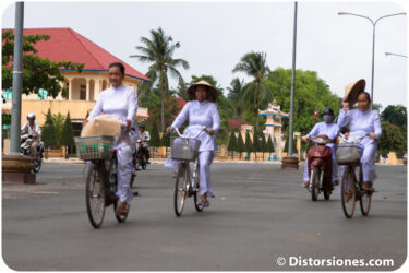 <a href="http://www.distorsiones.com/chamas-yendo-en-bicicleta-a-misa/" title="Chamas yendo en bicicleta a misa">Chamas yendo en bicicleta a misa</a>