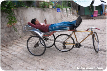 <a href="http://www.distorsiones.com/chamo-descansando-en-su-tuk-tuk/" title="Chamo descansando en su tuk-tuk">Chamo descansando en su tuk-tuk</a>