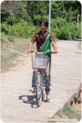 <a href="http://www.distorsiones.com/chaval-en-bicicleta-cerca-de-la-dmz/" title="Chaval en bicicleta cerca de la DMZ">Chaval en bicicleta cerca de la DMZ</a>