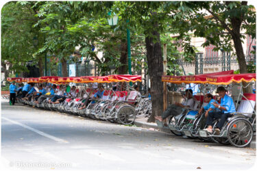 <a href="http://www.distorsiones.com/parada-de-bicitaxis-en-hanoi/" title="Parada de bicitaxis en Hanói">Parada de bicitaxis en Hanói</a>