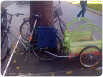<a href="http://www.distorsiones.com/remolque-para-llevar-el-perro-en-bicicleta/" title="Remolque para llevar el perro en bicicleta">Remolque para llevar el perro en bicicleta</a>