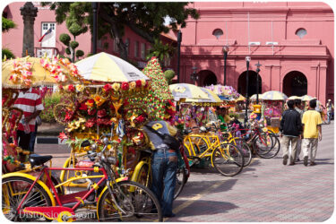 <a href="http://www.distorsiones.com/trishaws-frente-al-stadhuys-de-malaca/" title="Trishaws frente al Stadhuys de Malaca">Trishaws frente al Stadhuys de Malaca</a>