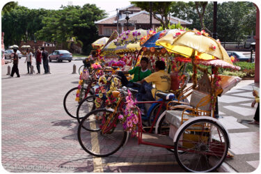 <a href="http://www.distorsiones.com/trishaws-y-sus-conductores/" title="Trishaws y sus conductores">Trishaws y sus conductores</a>