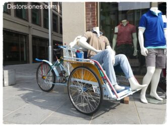 <a href="http://www.distorsiones.com/tuk-tuk-reconvertido-en-accesorio-de-escaparate/" title="Tuk-tuk reconvertido en accesorio de escaparate">Tuk-tuk reconvertido en accesorio de escaparate</a>