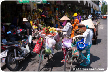 <a href="http://www.distorsiones.com/vendedoras-con-bicicletas-en-saigon/" title="Vendedoras con bicicletas en Saigón">Vendedoras con bicicletas en Saigón</a>