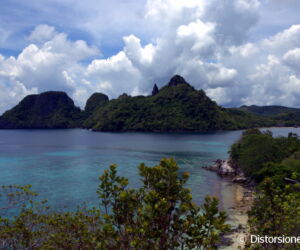<a href="https://www.distorsiones.com/otra-vista-desde-el-islote-de-vigan/" title="Otra vista desde el islote de Vigan">Otra vista desde el islote de Vigan</a>