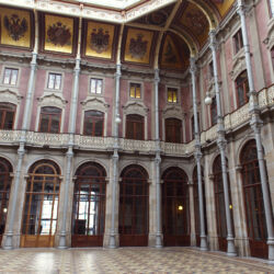 <a href="https://www.distorsiones.com/patio-das-nacoes-en-el-palacio-da-bolsa/" title="Pátio das Nações en el Palácio-da-Bolsa" target="_blank" rel="noopener noreferrer">Pátio das Nações en el Palácio-da-Bolsa</a>
