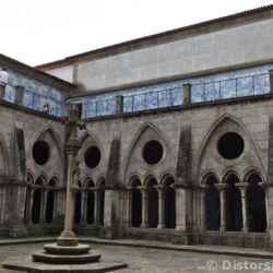 <a href="https://www.distorsiones.com/claustro-de-la-se-do-porto/" title="Claustro de la Sé do Porto" target="_blank" rel="noopener noreferrer">Claustro de la Sé do Porto</a>