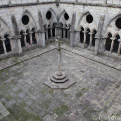 <a href="https://www.distorsiones.com/el-claustro-de-la-se-do-porto-visto-desde-la-planta-alta/" title="El claustro de la Sé do Porto visto desde la planta alta" target="_blank" rel="noopener noreferrer">El claustro de la Sé do Porto visto desde la planta alta</a>