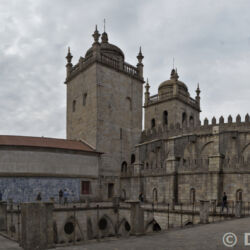<a href="https://www.distorsiones.com/la-azotea-de-la-se-do-porto-y-el-mural-de-azulejos/" title="La azotea de la Sé do Porto y el mural de azulejos" target="_blank" rel="noopener noreferrer">La azotea de la Sé do Porto y el mural de azulejos</a>
