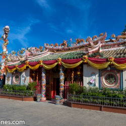 <a href="https://www.distorsiones.com/el-templo-chino-con-el-altar-de-lady-soi-dok-mak/" title="el templo chino con el altar de lady Soi Dok Mak" target="_blank" rel="noopener noreferrer">el templo chino con el altar de lady Soi Dok Mak</a>
