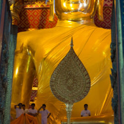<a href="https://www.distorsiones.com/entreviendo-al-luang-pho-tho/" title="Entreviendo al Luang Pho Tho" target="_blank" rel="noopener noreferrer">Entreviendo al Luang Pho Tho</a>