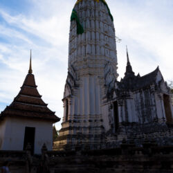 <a href="https://www.distorsiones.com/junto-al-prang-del-wat-phutthaisawan/" title="Junto al Prang del Wat Phutthaisawan" target="_blank" rel="noopener noreferrer">Junto al Prang del Wat Phutthaisawan</a>