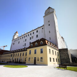 <a href="https://www.distorsiones.com/castillo-de-bratislava-sin-gente/" title="Castillo de Bratislava sin gente – Distorsiones" target="_blank" rel="noopener">Castillo de Bratislava sin gente</a>