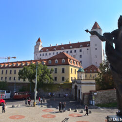 <a href="https://www.distorsiones.com/castillo-de-bratislava-visto-desde-el-parlamento/" title="Castillo de Bratislava visto desde el Parlamento – Distorsiones" target="_blank" rel="noopener">Castillo de Bratislava visto desde el Parlamento</a>