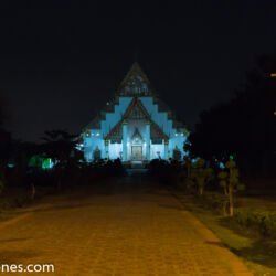 <a href="https://www.distorsiones.com/?p=30511" title="El Wihan Phra Mongkhon Bophit de noche – Distorsiones">El Wihan Phra Mongkhon Bophit de noche</a>