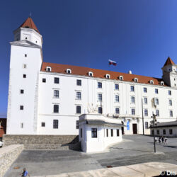 <a href="https://www.distorsiones.com/el-castillo-de-bratislava-desde-la-muralla/" title="El castillo de Bratislava desde la muralla – Distorsiones" target="_blank" rel="noopener">El castillo de Bratislava desde la muralla</a>