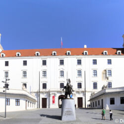 <a href="https://www.distorsiones.com/el-castillo-de-bratislava-y-la-estatua-de-svatopluk-i/" title="El castillo de Bratislava y la estatua de Svatopluk I – Distorsiones" target="_blank" rel="noopener">El castillo de Bratislava y la estatua de Svatopluk I</a>
