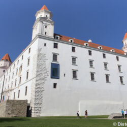 <a href="https://www.distorsiones.com/el-lateral-del-castillo-de-bratislava/" title="El lateral del castillo de Bratislava" target="_blank" rel="noopener">El lateral del castillo de Bratislava</a>