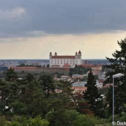 <a href="https://www.distorsiones.com/el-castillo-de-bratislava-desde-el-slavin/" title="El castillo de Bratislava desde el Slavín" target="_blank" rel="noopener">El castillo de Bratislava desde el Slavín</a>