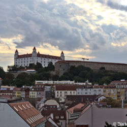 <a href="https://www.distorsiones.com/el-castillo-de-bratislava-desde-la-puerta-de-san-miguel/" title="El castillo de Bratislava desde la puerta de San Miguel" target="_blank" rel="noopener">El castillo de Bratislava desde la puerta de San Miguel</a>