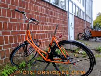 <a href="https://www.distorsiones.com/la-bici-con-el-asiento-mistico/" title="La bici con el asiento místico" target="_blank" rel="noopener">La bici con el asiento místico</a>