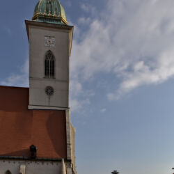 <a href="https://www.distorsiones.com/la-carretera-junto-a-la-catedral-de-san-martin/" title="La carretera junto a la catedral de San Martín" target="_blank" rel="noopener">La carretera junto a la catedral de San Martín</a>