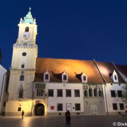 <a href="https://www.distorsiones.com/ayuntamiento-viejo-de-bratislava-de-noche/" title="Ayuntamiento viejo de Bratislava de noche" target="_blank" rel="noopener">Ayuntamiento viejo de Bratislava de noche</a>