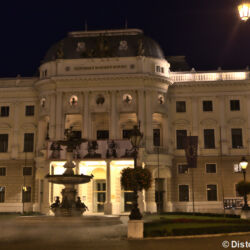 <a href="https://www.distorsiones.com/teatro-nacional-eslovaco-y-fuente-de-ganimedes-de-noche/" title="Teatro nacional Eslovaco y fuente de Ganímedes de noche" target="_blank" rel="noopener">Teatro nacional Eslovaco y fuente de Ganímedes de noche</a>