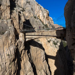 <a href="https://www.distorsiones.com/el-nuevo-puente-colgante-en-el-caminito-del-rey/" title="El nuevo puente colgante en el Caminito del Rey" target="_blank" rel="noopener">El nuevo puente colgante en el Caminito del Rey</a>