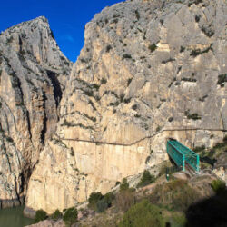 <a href="https://www.distorsiones.com/el-tajo-entre-montanas/" title="El tajo entre montañas" target="_blank" rel="noopener">El tajo entre montañas</a>
