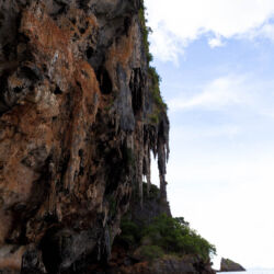 <a href="https://www.distorsiones.com/el-final-de-la-playa-de-phra-nang/" title="El final de la playa de Phra Nang" target="_blank" rel="noopener">El final de la playa de Phra Nang</a>