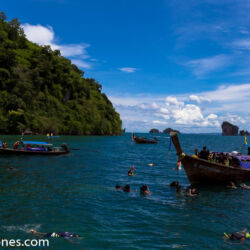 <a href="https://www.distorsiones.com/haciendo-snorkel-junto-a-ko-poda-nok/" title="Haciendo snorkel junto a Ko Poda Nok" target="_blank" rel="noopener">Haciendo snorkel junto a Ko Poda Nok</a>