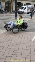 <a href="https://www.distorsiones.com/chamo-cruzando-la-calle-en-una-ligfiets/" title="Chamo cruzando la calle en una ligfiets" target="_blank" rel="noopener">Chamo cruzando la calle en una ligfiets</a>