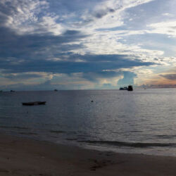 <a href="https://www.distorsiones.com/puesta-de-sol-en-la-playa-mae-haad/" title="Puesta de sol en la playa Mae Haad" target="_blank" rel="noopener">Puesta de sol en la playa Mae Haad</a>