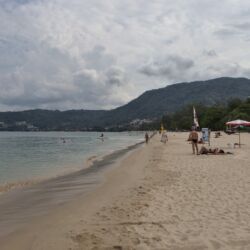 <a href="https://www.distorsiones.com/panoramica-hacia-el-norte-en-la-playa-de-patong/" title="Panorámica hacia el norte en la playa de Patong" target="_blank" rel="noopener">Panorámica hacia el norte en la playa de Patong</a>