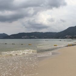 <a href="https://www.distorsiones.com/practicamente-al-final-de-la-playa/" title="Prácticamente al final de la playa" target="_blank" rel="noopener">Prácticamente al final de la playa</a>