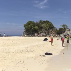 <a href="https://www.distorsiones.com/la-playa-entre-las-rocas/" title="La playa entre las rocas" target="_blank" rel="noopener">La playa entre las rocas</a>