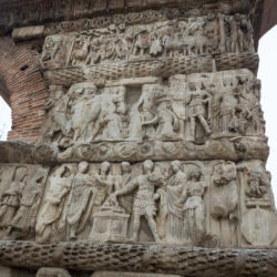 <a href="https://www.distorsiones.com/relieves-en-el-arco-de-galerio/" title="Relieves en el Arco de Galerio" target="_blank" rel="noopener">Relieves en el Arco de Galerio</a>